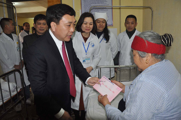 Phó Bí thư Tỉnh ủy Nguyễn Mạnh Dũng thăm hỏi, tặng quà bệnh nhân đang điều trị tại Bệnh viện Y dược cổ truyền.